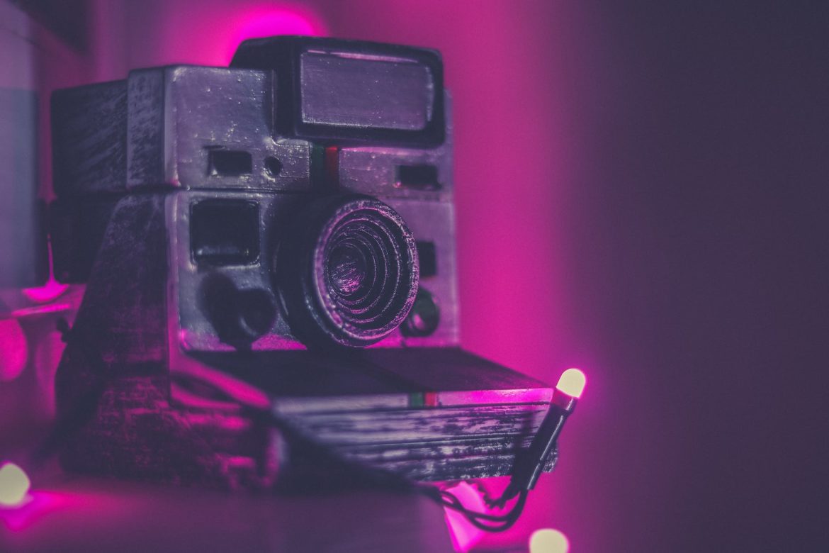 Polaroidy – jak wykorzystać je do dekoracji mieszkania