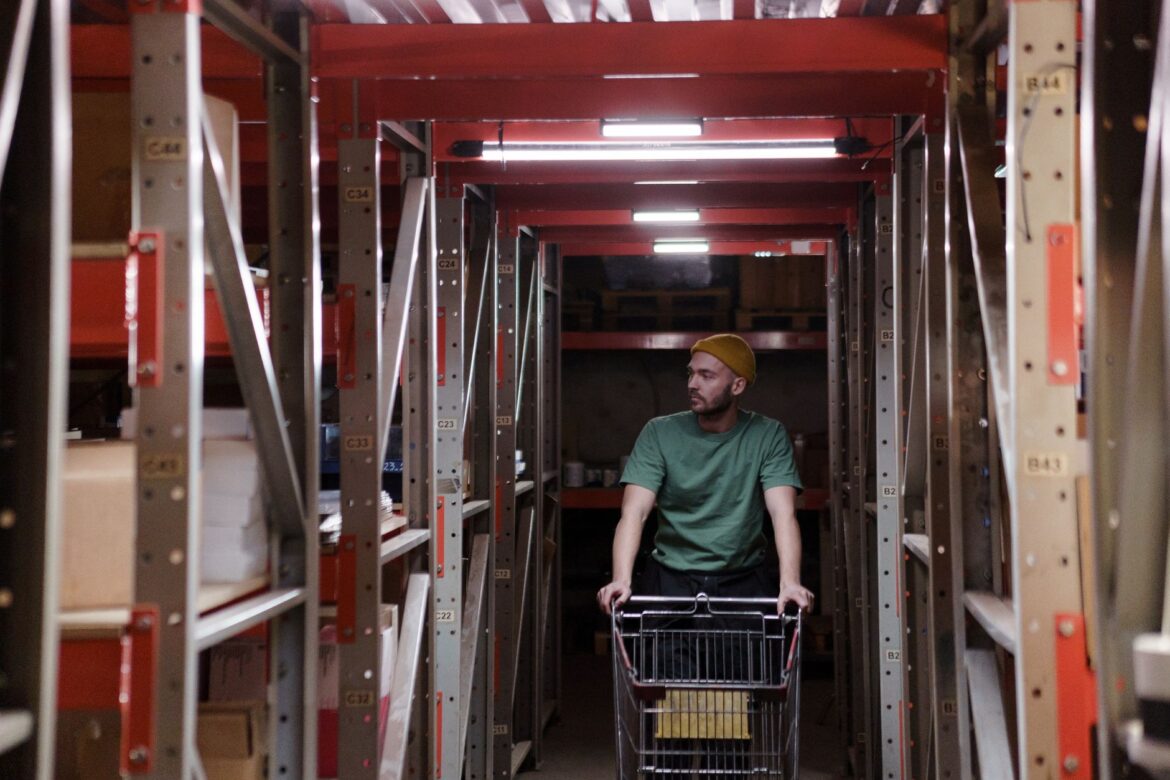Jak zarządzać logistyką w małym przedsiębiorstwie produkcyjnym?